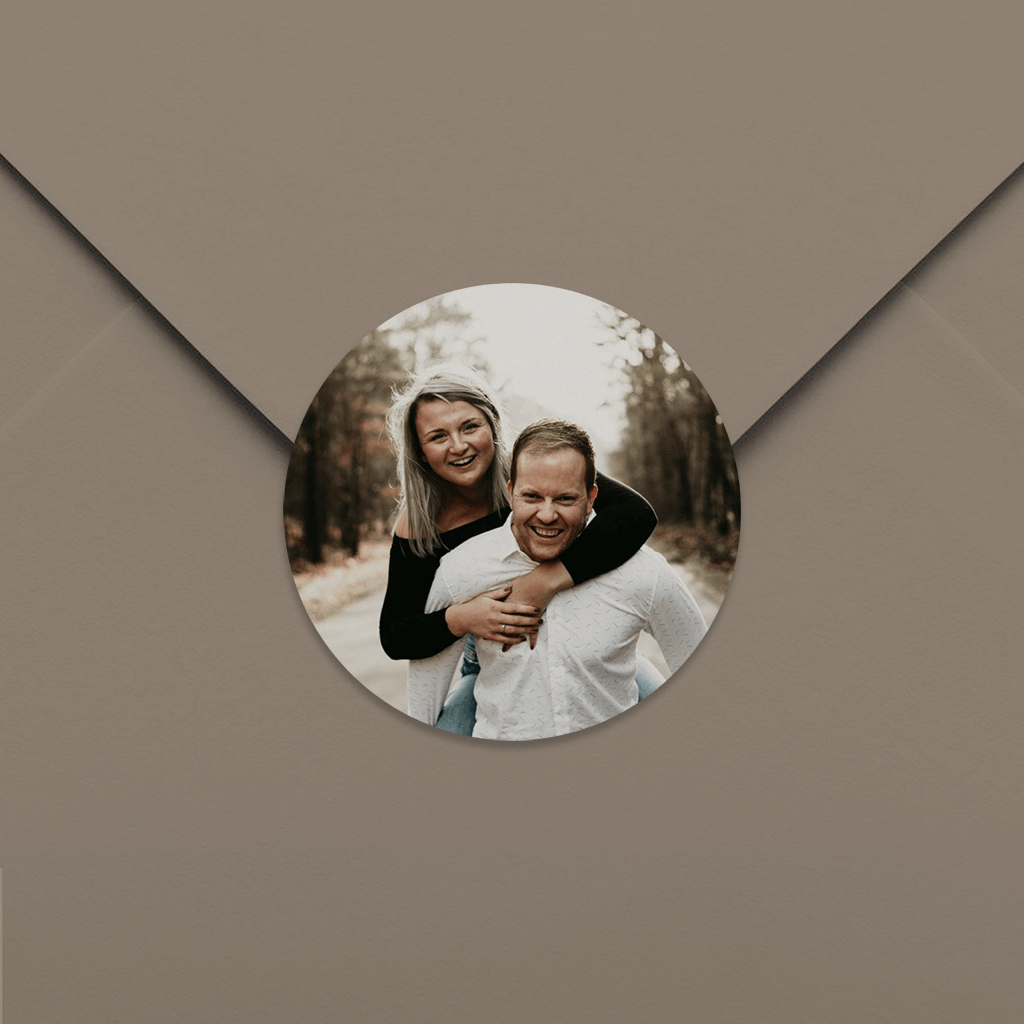 Schlichter runder Aufkleber mit Bild das Brautpaares