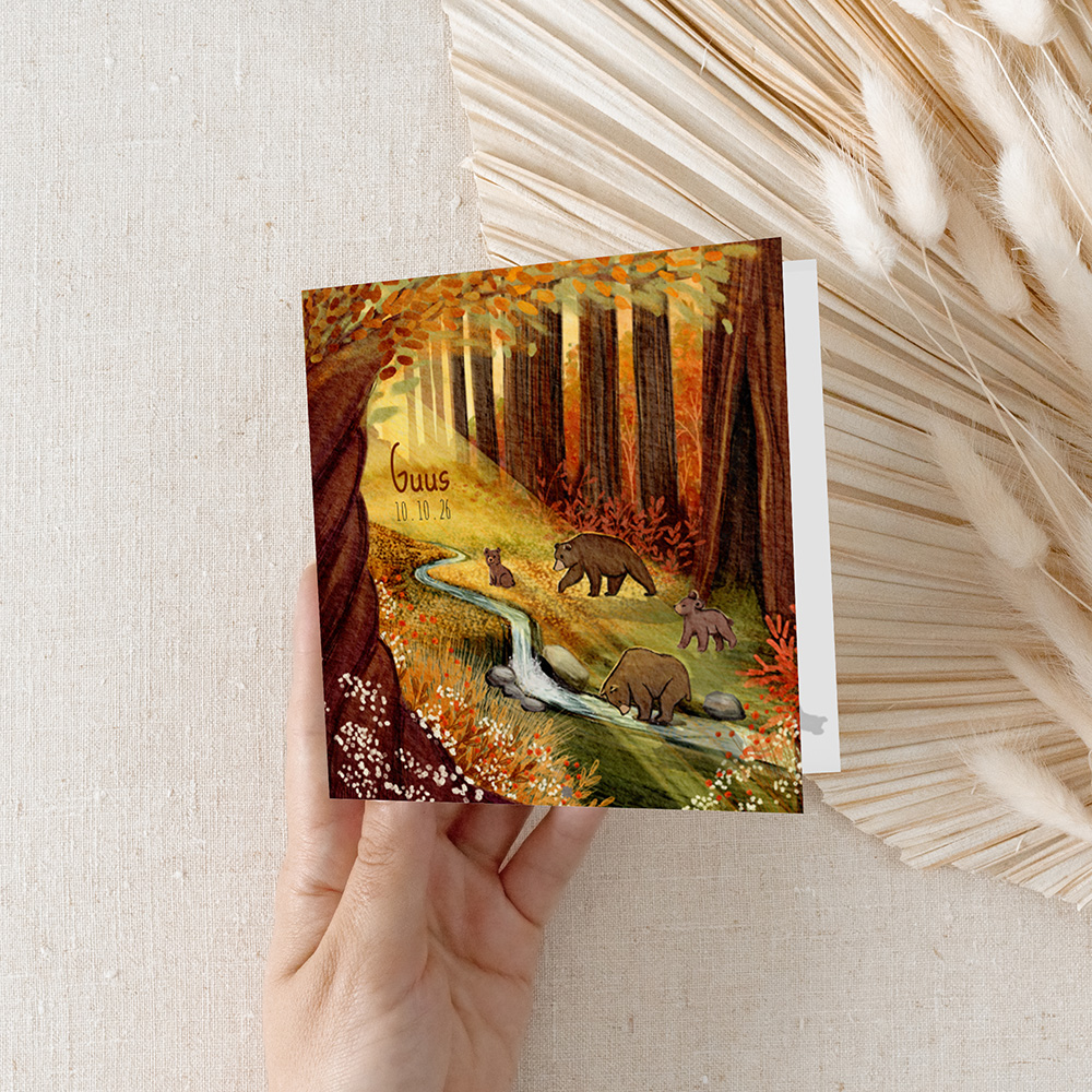 Geboortekaartje met familie beren in een herfstbos gevouwen