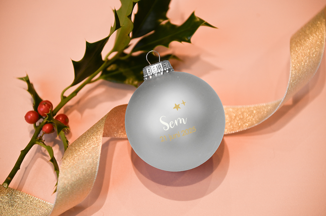 Glazen kerstbal met sterretjes, naam en tekst
