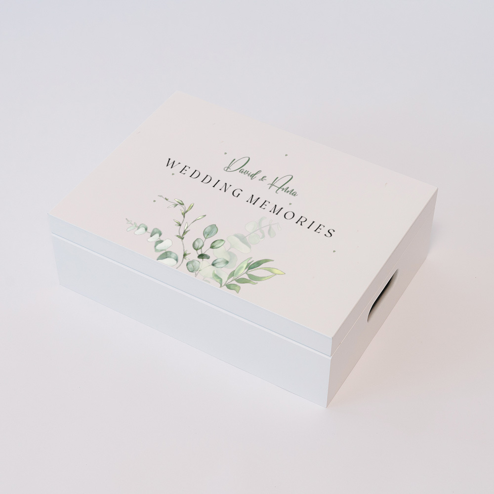 Erinnerungsbox Hochzeit mit Eukalyptuszweigen und Namen