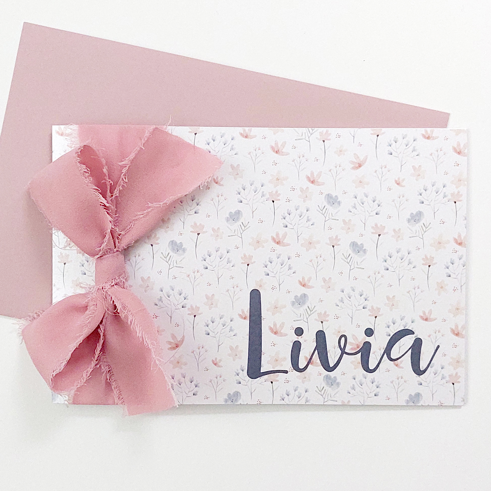 Blauw met roze bloemetjes patroon en chiffon lint