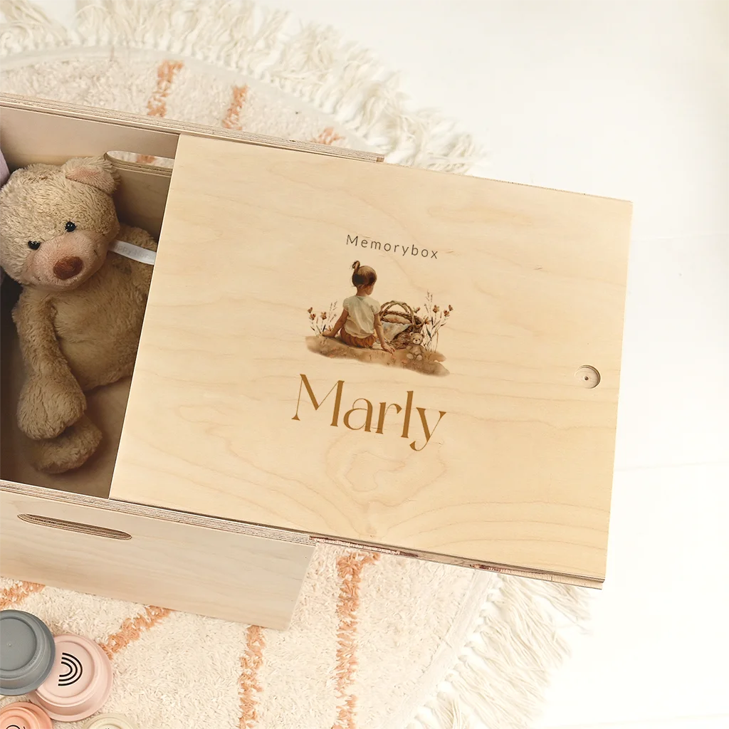 Houten schuifdeksel memorybox met lief meisje en wiegje