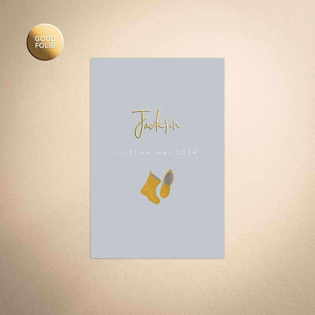 Stoer geboortekaartje voor een jongen met regenlaarsjes en goudfolie