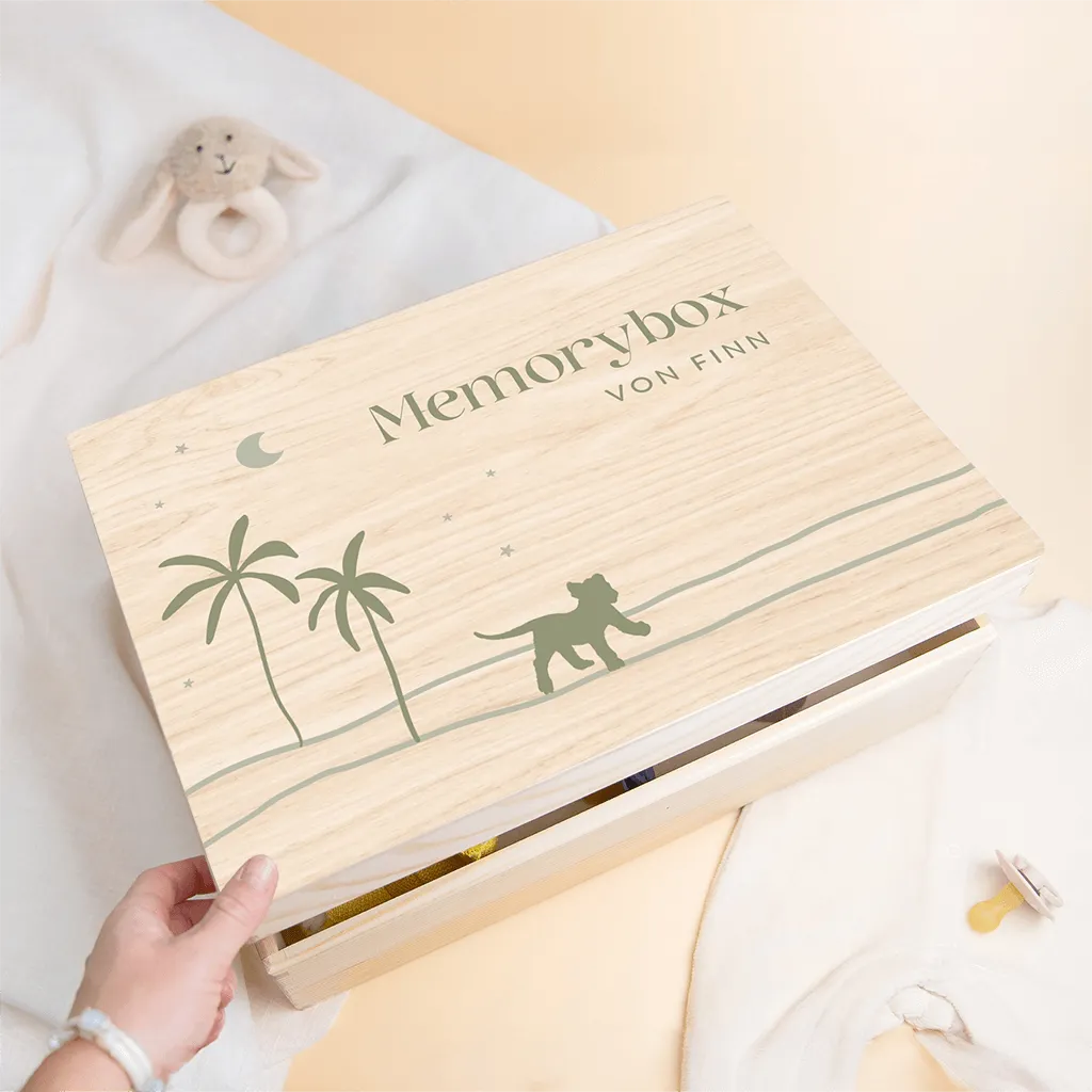 Memorybox aus Holz mit Silhouette eines Löwen in der Wüste
