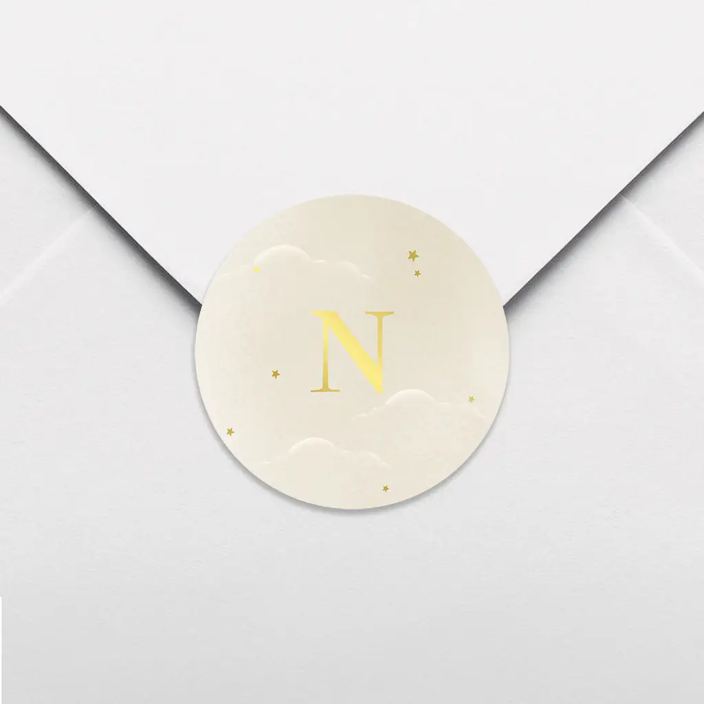 Sluitsticker met goudfolie initiaal, wolken en sterren - per vel