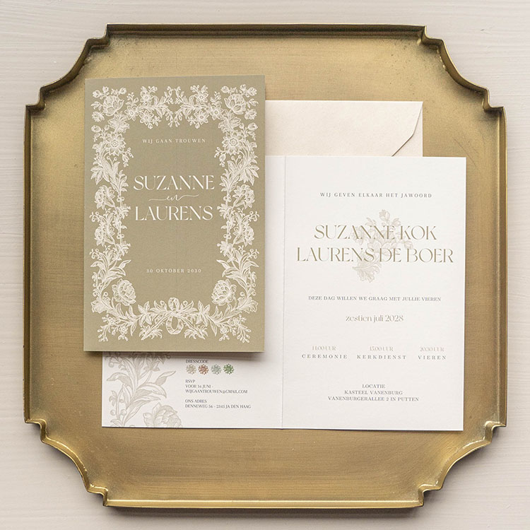 Vintage trouwuitnodiging met bloemenkrans