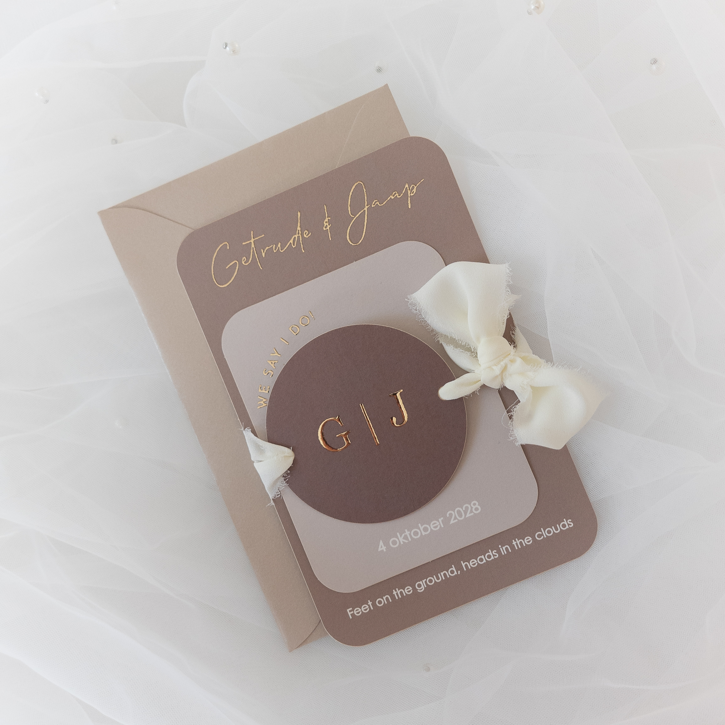 Trouwkaart stapelkaart bruin beige goudfolie