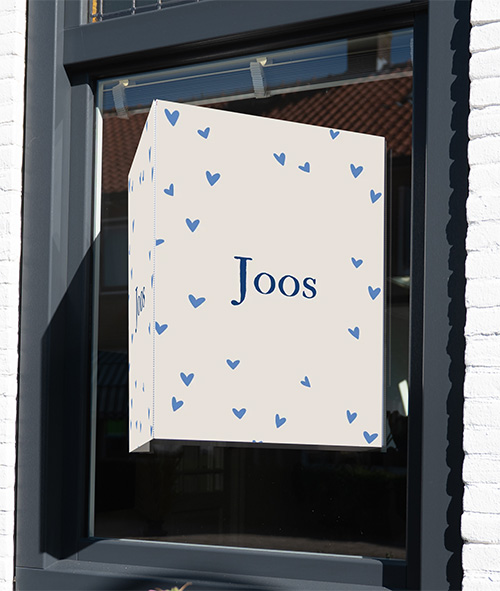 Raambord met blauwe hartjes