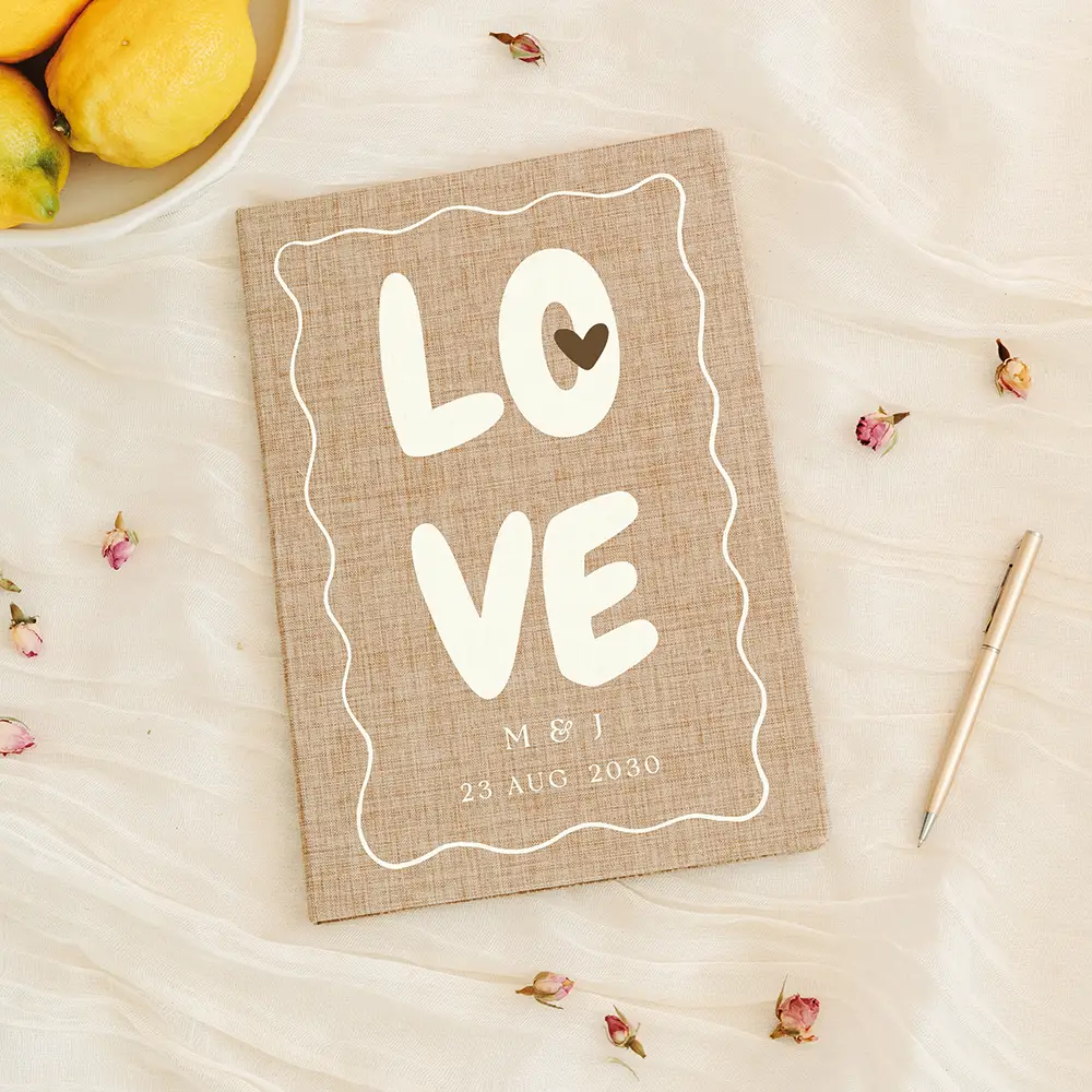 Linnen gastenboek personaliseren met 'LOVE'