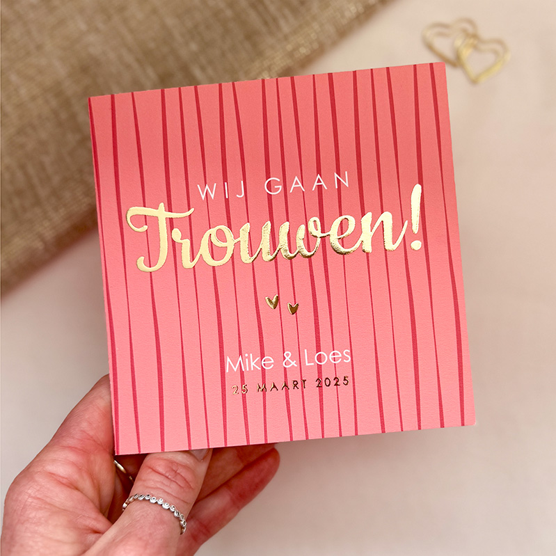 Love blaze - Trouwkaart warm roze met goudfolie
