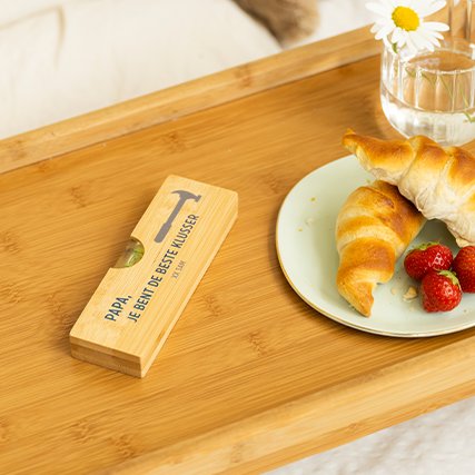 Waterpas met naam en hamer