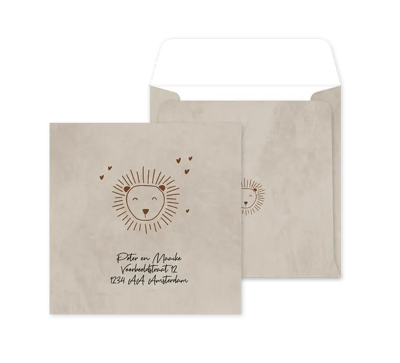 Envelop op maat met velvet-look, lijntekening van leeuw en hartjes