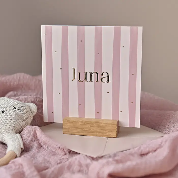 Roze vierkant gestreept geboortekaartje met gouden hartjes