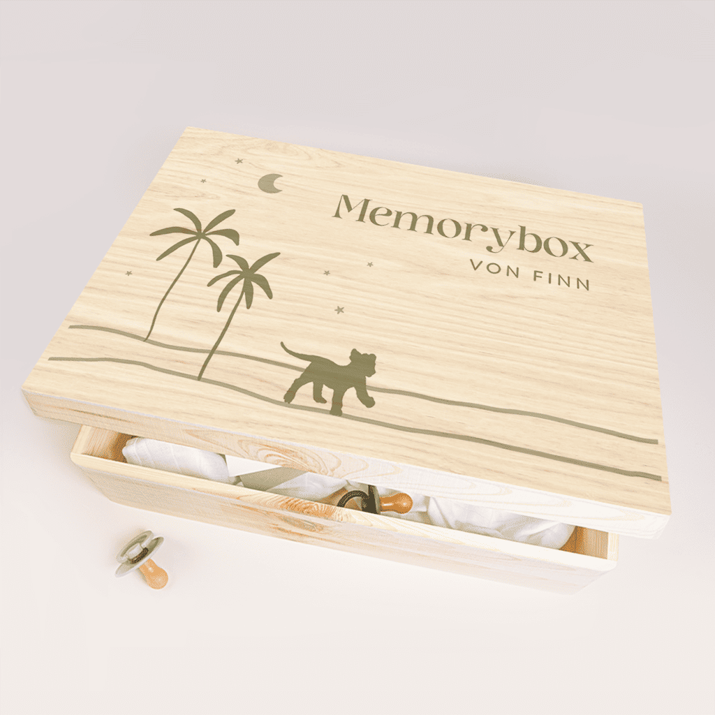 Memorybox aus Holz mit Silhouette eines Löwen in der Wüste