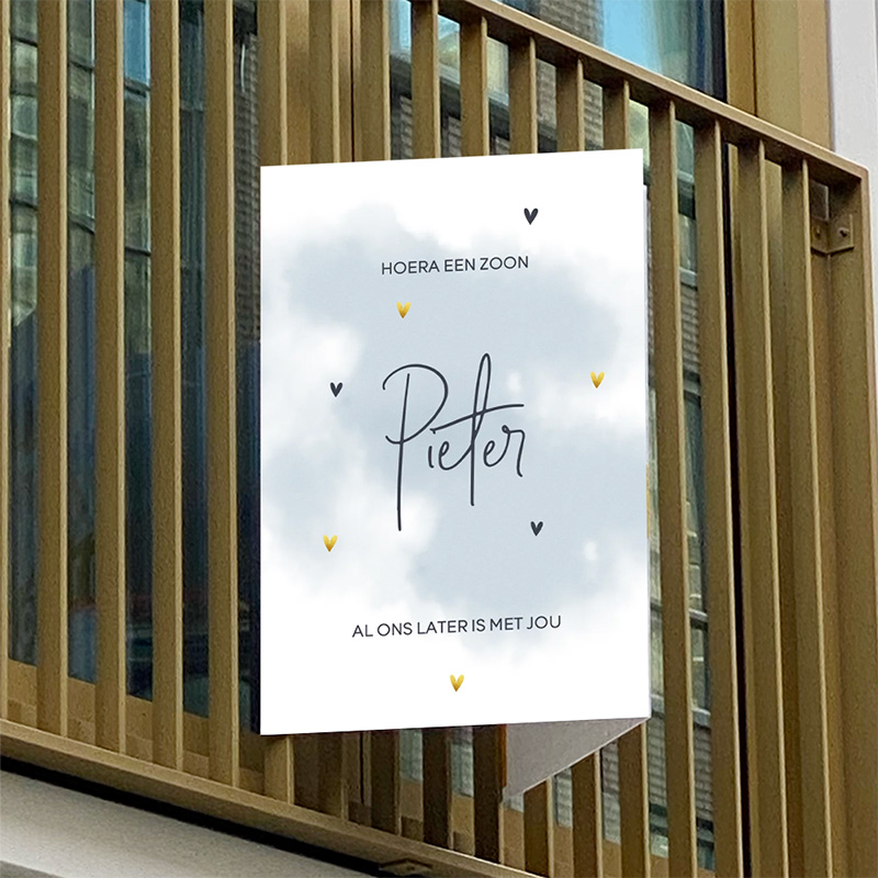 Lichtblauw raambord met gekleurde hartjes