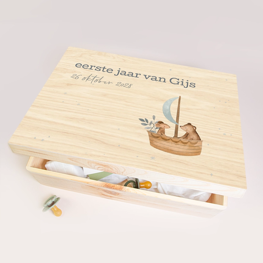 Memorybox met beer en muis in boot