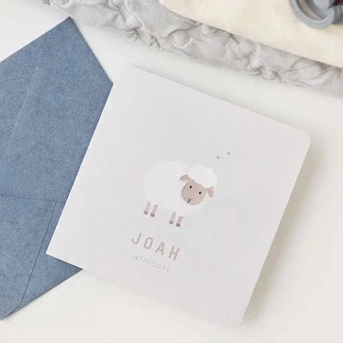 Neutraal geboortekaartje met lief schaapje en hartjes