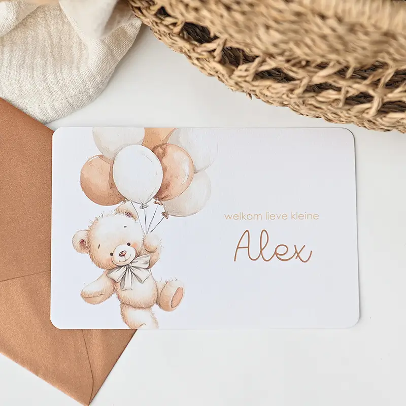 Heerlijk geboortekaartje beer met ballonnen