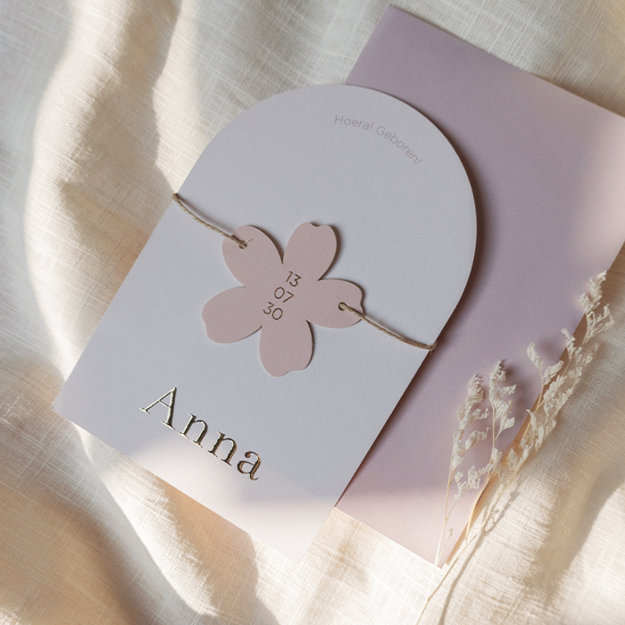 Luxe geboortekaartje in boogvorm met bloemenlabel goudfolie