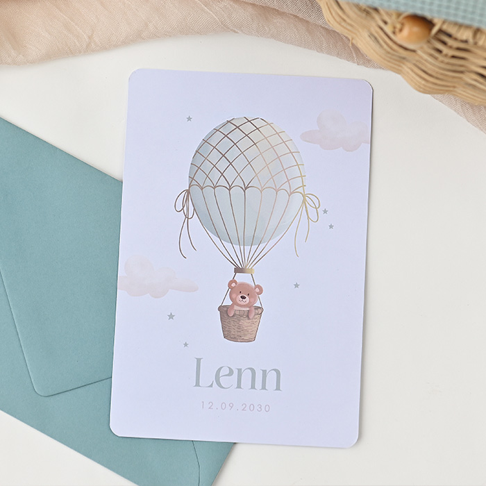 Lief geboortekaartje voor jongen met beertje in groen luchtballon