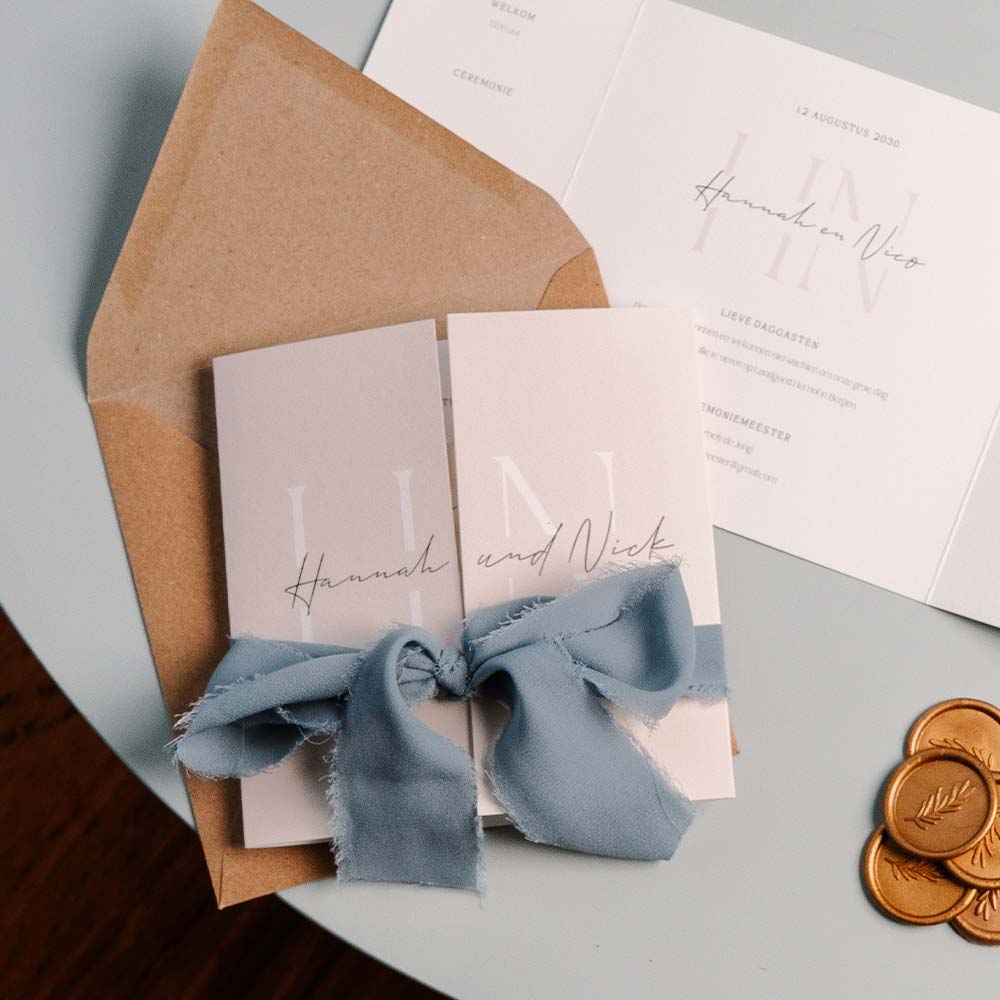 Klassieke trouwkaart theatervouw met initialen