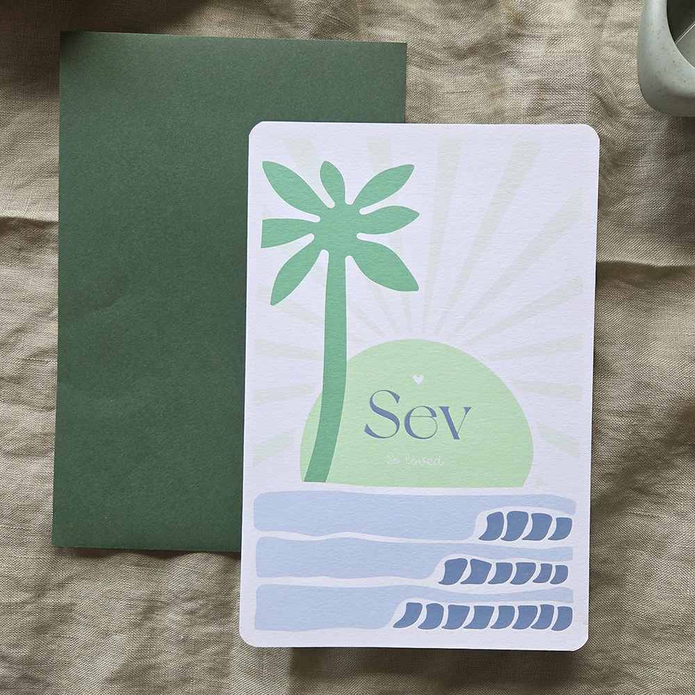 Hoogglans geboortekaartje voor een jongen met zon, zee en palmboom