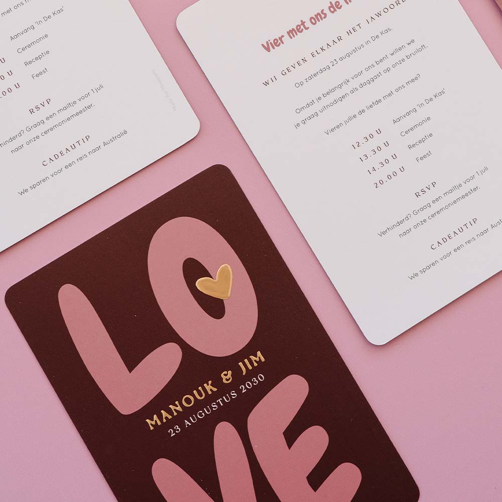 Trouwkaart in rood met roze LOVE en mat goudfolie