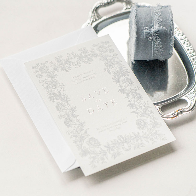 Vintage Save the Date met bloemenkrans en zilverfolie