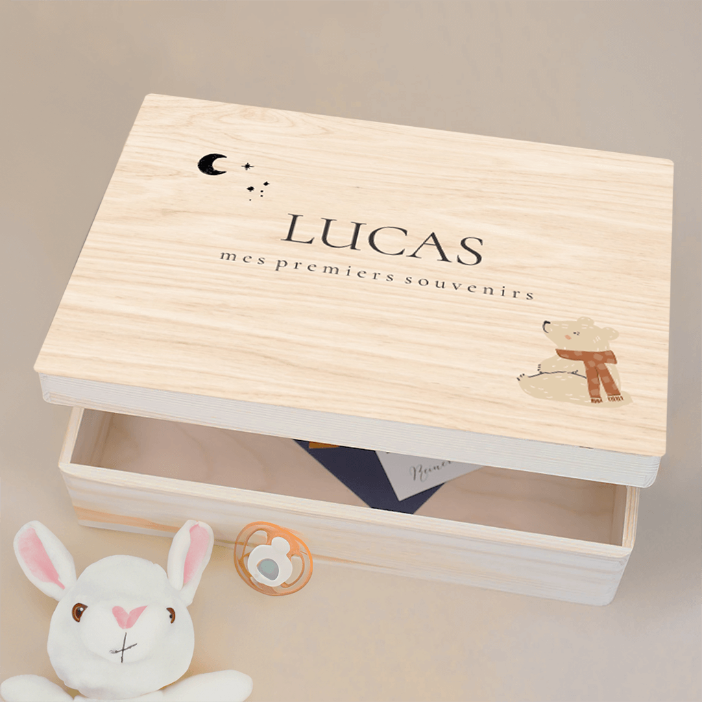 Boîte à souvenirs avec un ourson regardant le ciel