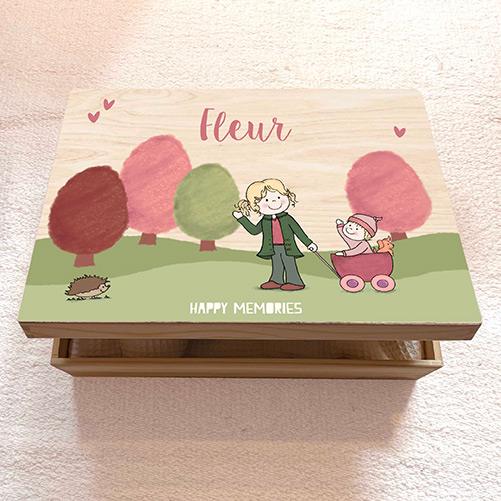 Houten memory box met meisje en babyzusje in bolderkar