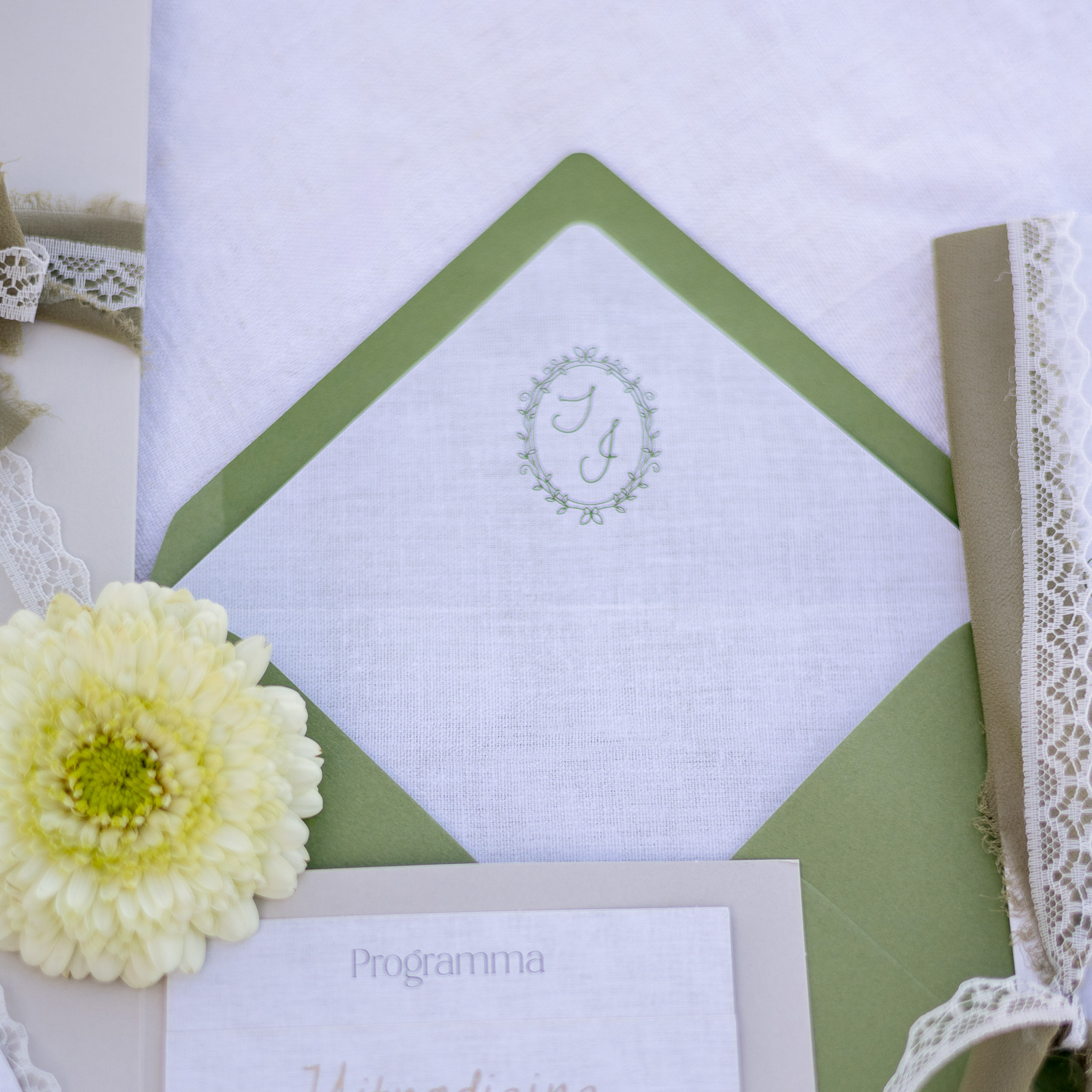 Envelop inlay beige linnen olijfgroen logo