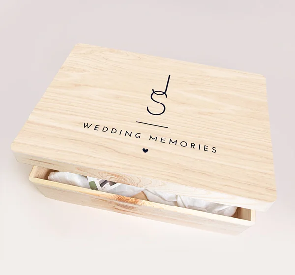 Houten bewaardoos bruiloft met strakke initialen