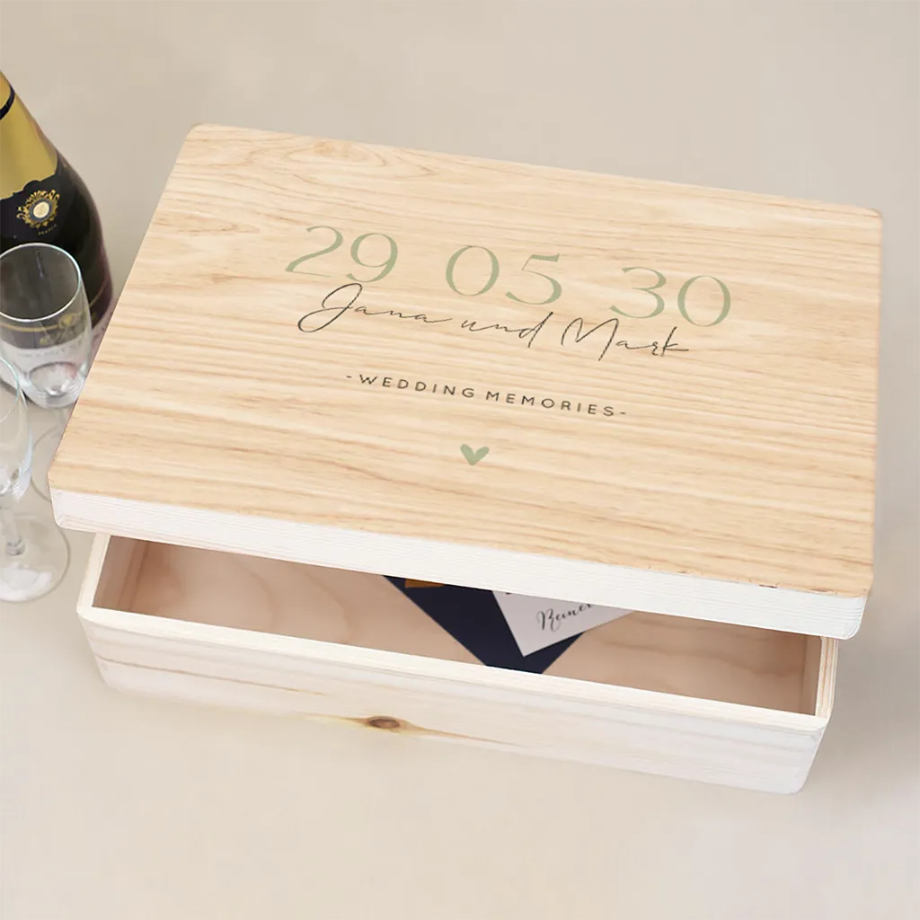 Hölzerne Erinnerungskiste zur Hochzeit mit Schrift in Salbeigrün