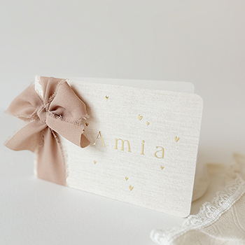 Geboortekaartje meisje met strik en goudfolie op linnen
