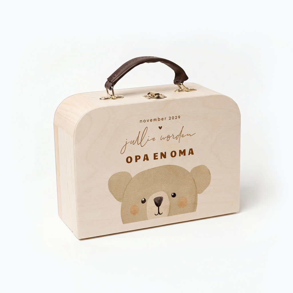 Houten koffertje zwangerschapsaankondiging met beertje