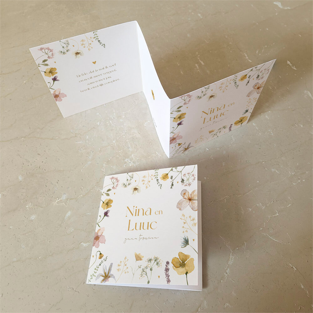 Zigzag trouwkaart met romantische bloemen en foliedruk