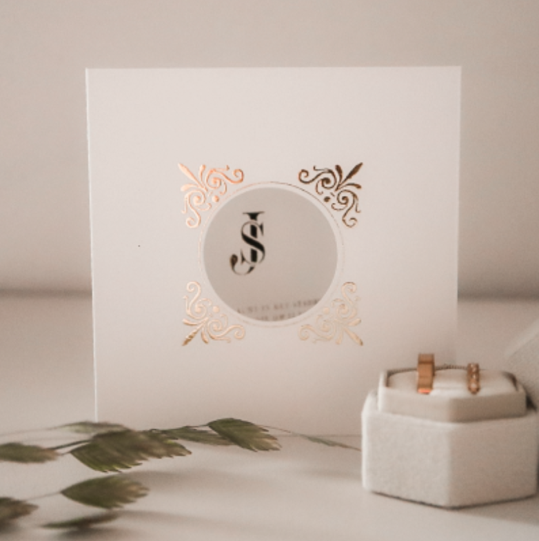 Klassieke trouwkaart met goudfolie en venster