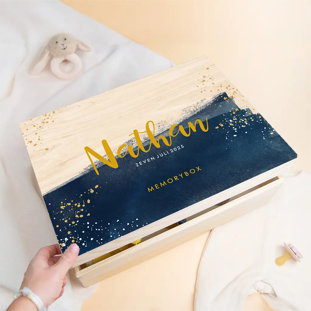 Houten bewaarkist met donkerblauwe aquarel en gouden spetters