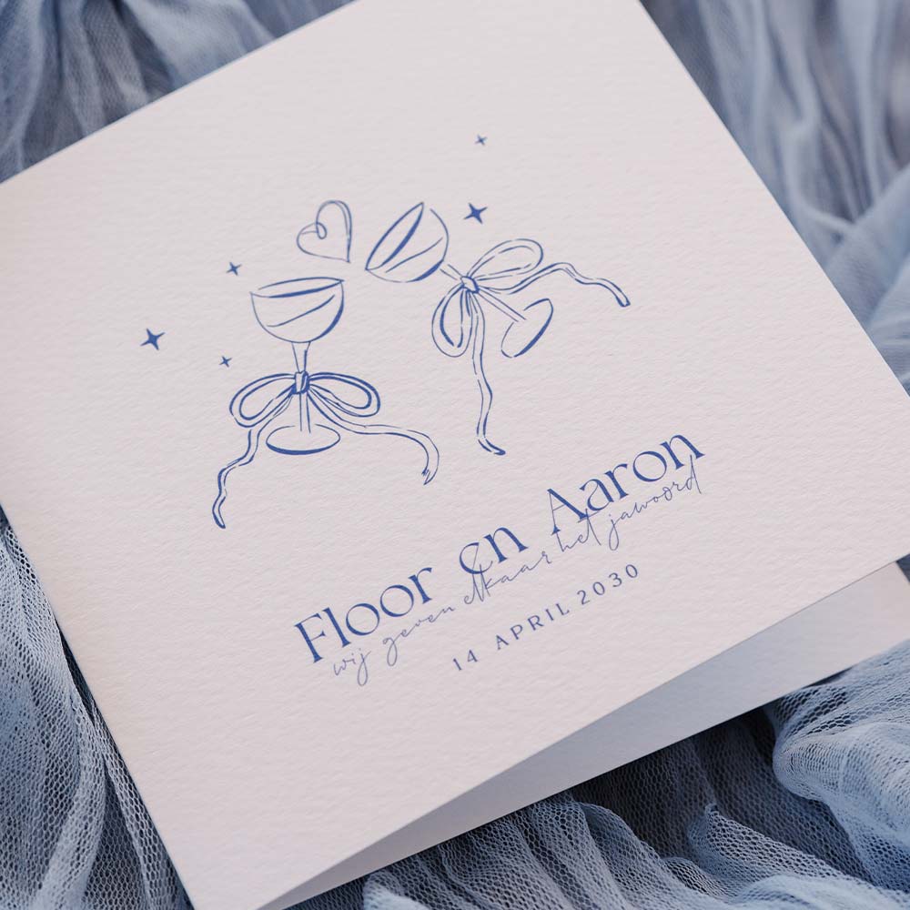 Vrolijke trouwkaart met blauwe illustraties