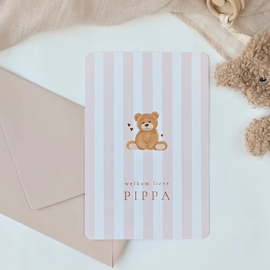 Lief geboortekaartje met roze streepjespatroon en beertje