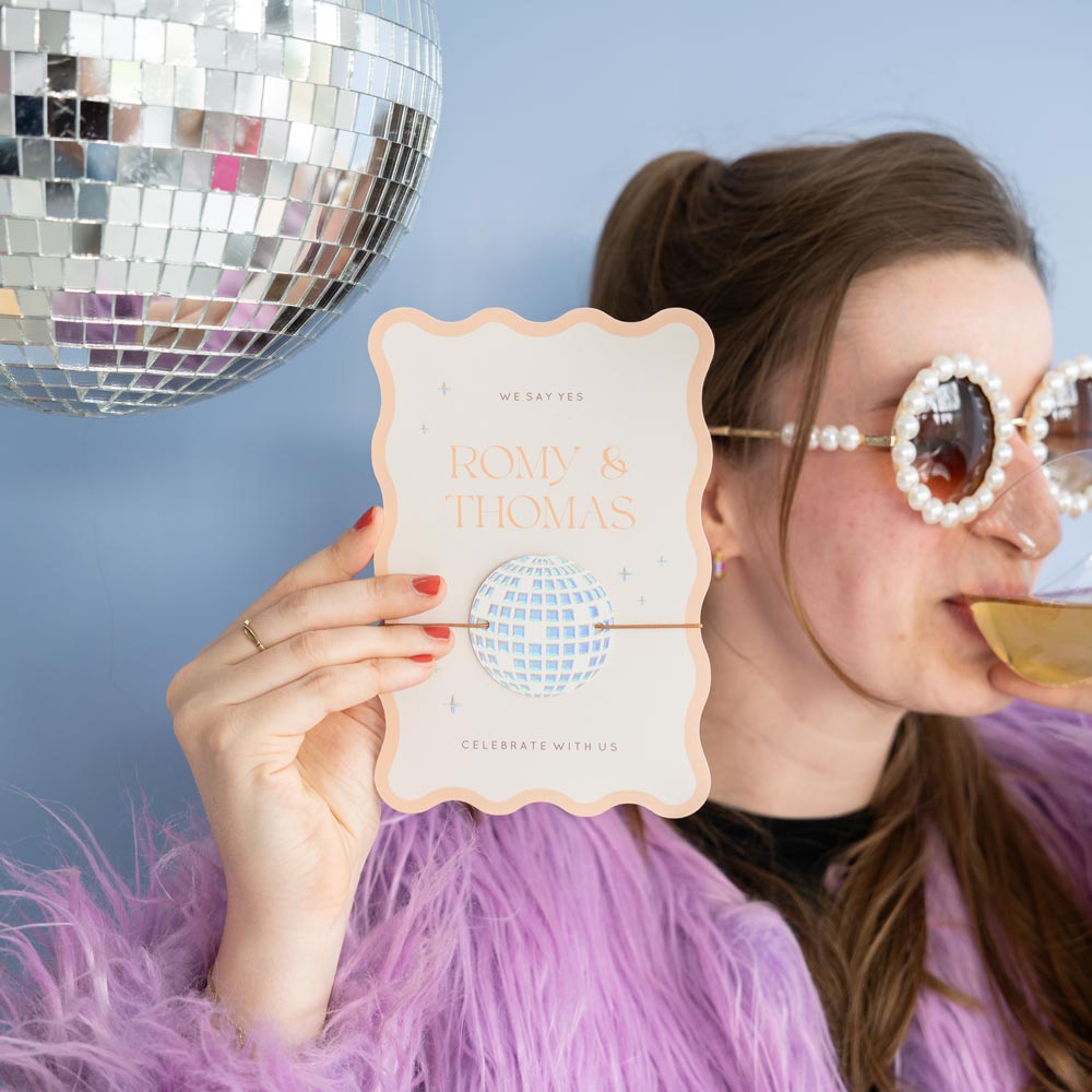 Trendy trouwkaart originele vorm discobal holografische folie