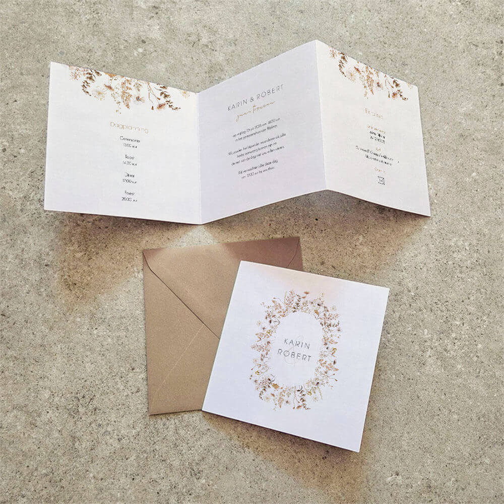 Zigzag trouwkaart met bloemenkrans en eigen foto