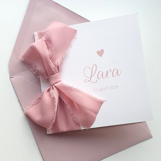 Geboortekaartje met naam en klein hartje en oudroze strik