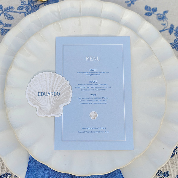 Menukaart in blauw met schelp passend bij strand thema