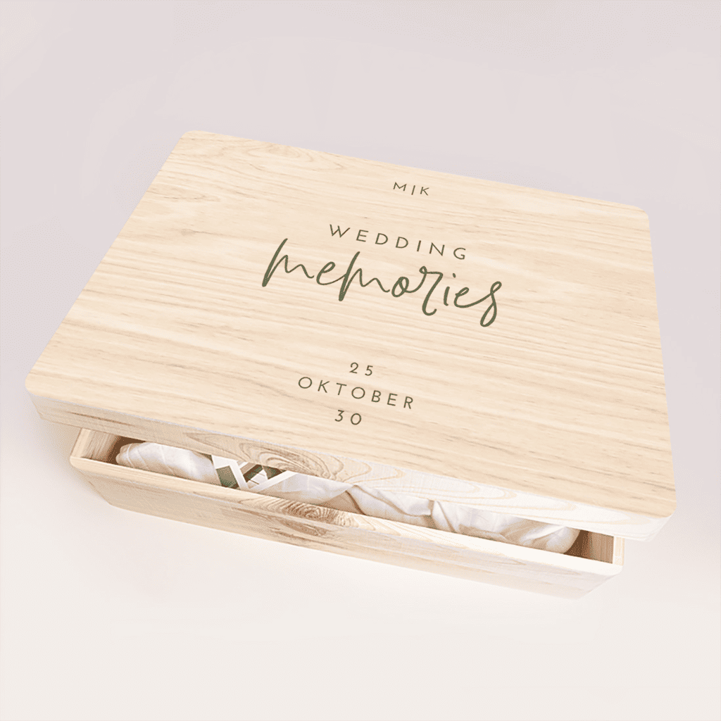 Hölzerne Erinnerungskiste Hochzeit mit grüner, klassischer Typografie