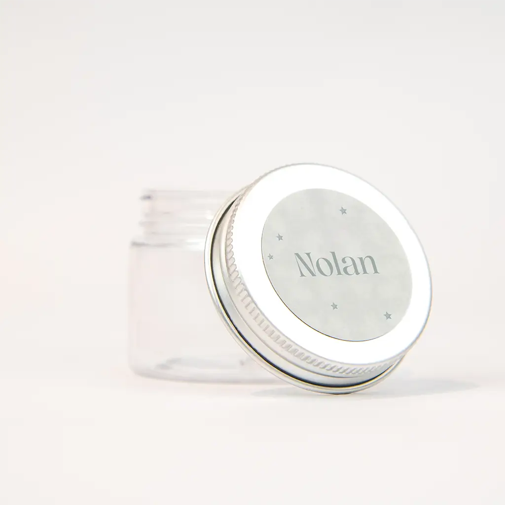 Naamsticker met wolkenlucht en blauwe sterretjes - per 25 stuks