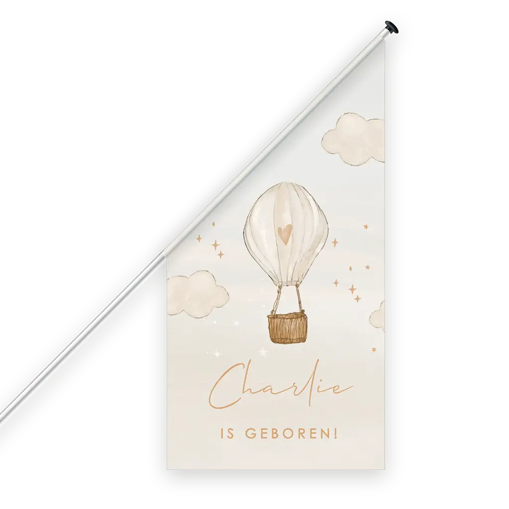 Geboortevlag met luchtballon, wolkjes en sterren in zachte kleuren