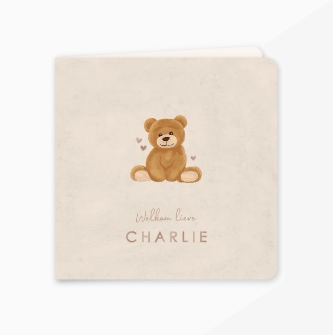 Lief unisex geboortekaartje met zittend beertje en hartjes