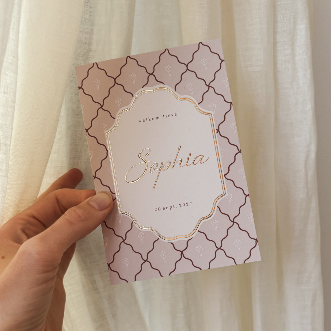 Lief geboortekaartje voor een meisje met achtergrond