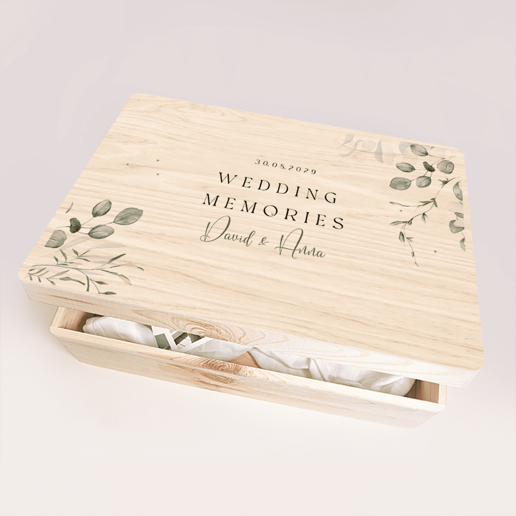Erinnerungsbox Hochzeit mit eleganter Schrift und Eukalyptuszweigen